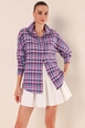 Ein Bekleidungsmodell aus dem Großhandel trägt big10334-oversize-long-basic-shirt-a.-purple, türkischer Großhandel  von 