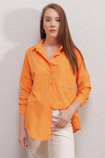 Ein Bekleidungsmodell aus dem Großhandel trägt  Oversize-Hemd Mit Einer Tasche – Orange
, türkischer Großhandel Hemd von Bigdart