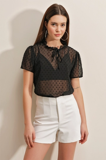 Bir model, Bigdart toptan giyim markasının  Kısa Kol Şifon Bluz - Siyah
 toptan Bluz ürününü sergiliyor.
