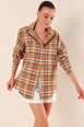 Ein Bekleidungsmodell aus dem Großhandel trägt big10431-oversize-long-basic-shirt-tile, türkischer Großhandel  von 