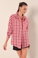 Ein Bekleidungsmodell aus dem Großhandel trägt big10432-oversize-long-basic-shirt-red, türkischer Großhandel  von 
