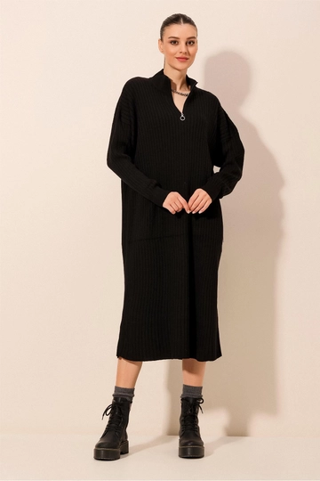 Una modella di abbigliamento all'ingrosso indossa  Abito lungo in maglia - Nero
, vendita all'ingrosso turca di Vestito di Bigdart