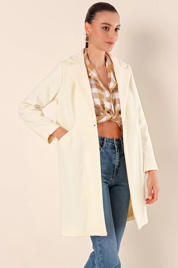 Ein Bekleidungsmodell aus dem Großhandel trägt  Stempelmantel – Creme
, türkischer Großhandel Mantel von Bigdart