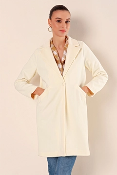 Ein Bekleidungsmodell aus dem Großhandel trägt big10440-stamp-coat-cream, türkischer Großhandel Mantel von Bigdart