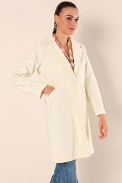 Ένα μοντέλο χονδρικής πώλησης ρούχων φοράει big10440-stamp-coat-cream, τούρκικο Σακάκι χονδρικής πώλησης από Bigdart