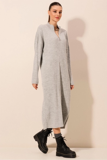 Ένα μοντέλο χονδρικής πώλησης ρούχων φοράει  Ολόσωμο Πλεκτό Φόρεμα - Γκρι
, τούρκικο Φόρεμα χονδρικής πώλησης από Bigdart