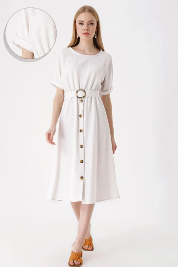 Ein Bekleidungsmodell aus dem Großhandel trägt  Leinenkleid Mit Gürtel – Ecru
, türkischer Großhandel Kleid von Bigdart