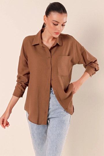 A wholesale clothing model wears  Single Pocket Oversize Shirt - Brown
, Turkish wholesale Shirt of Bigdart