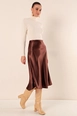 Um modelo de roupas no atacado usa big10500-satin-skirt-d.brown, atacado turco  de 