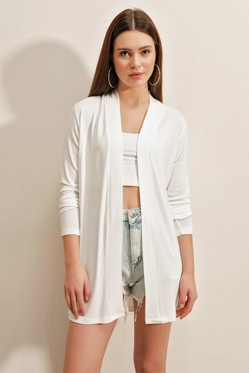 Bir model, Bigdart toptan giyim markasının  Mevsimlik İnce Hırka - Beyaz
 toptan Hırka ürününü sergiliyor.