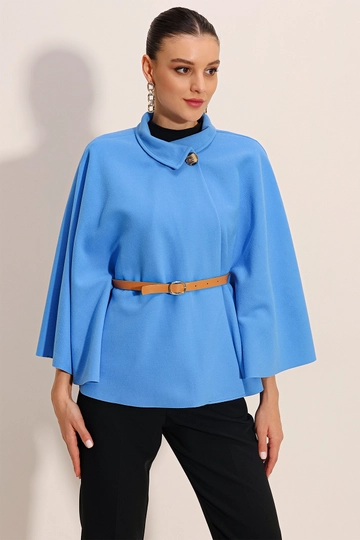 Una modelo de ropa al por mayor lleva  Poncho Stash Con Cinturón - Azul
, Poncho turco al por mayor de Bigdart