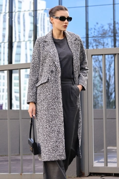 A wholesale clothing model wears big10582-oversize-long-boucle-coat-9127, Turkish wholesale Coat of Bigdart