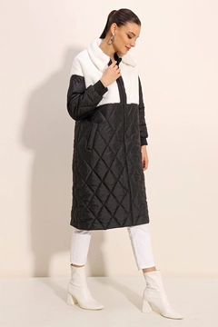 A wholesale clothing model wears big10631-long-oversize-puffer-jacket-white, Turkish wholesale Coat of Bigdart