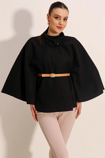 Bir model, Bigdart toptan giyim markasının  Kemerli Kaşe Panço - Siyah
 toptan Panço ürününü sergiliyor.