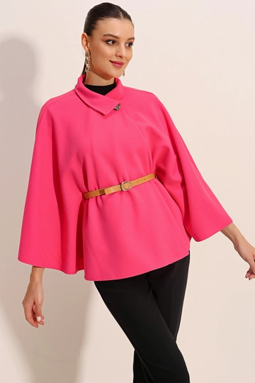 Una modella di abbigliamento all'ingrosso indossa  Poncho portaoggetti con cintura - Fucsia
, vendita all'ingrosso turca di Poncho di Bigdart