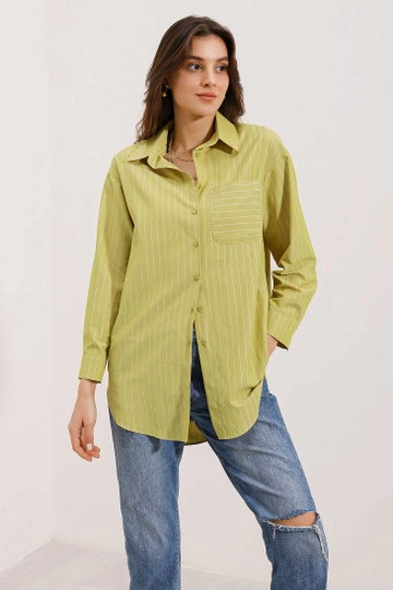 A wholesale clothing model wears  Striped Oversize Shirt With Pocket Detail - Green
, Turkish wholesale Shirt of Bigdart