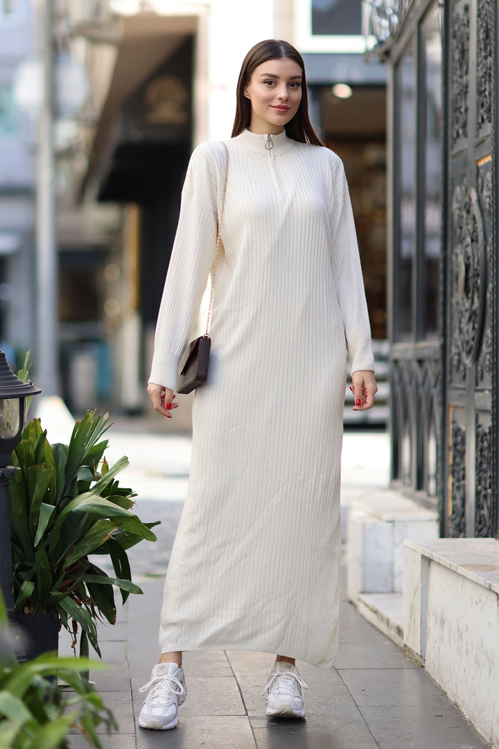 A wholesale clothing model wears big10743-knitwear-dress-cream, Turkish wholesale Dress of Bigdart