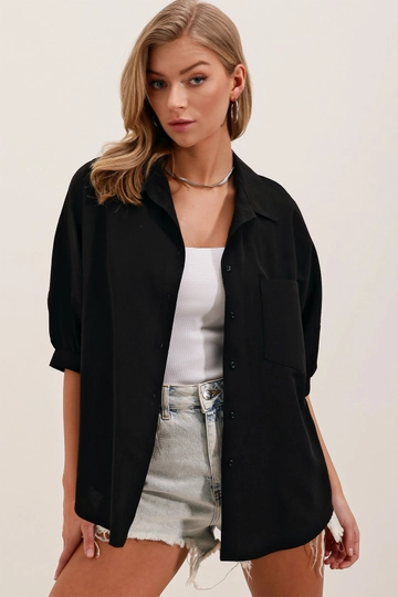 A wholesale clothing model wears  Oversize Short Sleeve Basic Shirt - Black
, Turkish wholesale Shirt of Bigdart