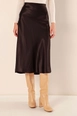 Un mannequin de vêtements en gros porte big10762-satin-skirt-brown,  en gros de  en provenance de Turquie