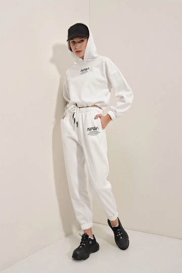 Ένα μοντέλο χονδρικής πώλησης ρούχων φοράει  Σετ Φόρμας Στάμπας NASA - Λευκό
, τούρκικο Αθλητική φόρμα χονδρικής πώλησης από Bigdart