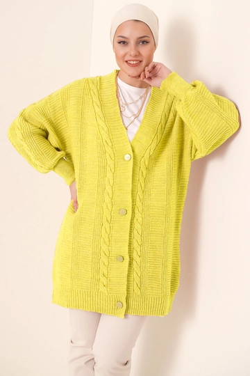 Bir model, Bigdart toptan giyim markasının  Triko Hırka - Sarı
 toptan Hırka ürününü sergiliyor.