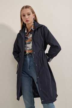 A wholesale clothing model wears big10798-trench-coat-with-waist-tie-navy-blue, Turkish wholesale Trenchcoat of Bigdart