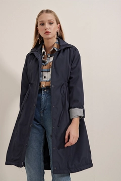 A wholesale clothing model wears big10798-trench-coat-with-waist-tie-navy-blue, Turkish wholesale Trenchcoat of Bigdart