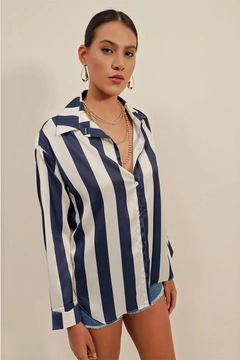 A wholesale clothing model wears big10804-lightly-flowing-striped-satin-shirt-dark-blue, Turkish wholesale Shirt of Bigdart