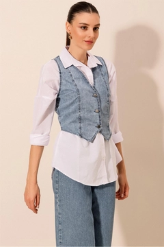 Una modella di abbigliamento all'ingrosso indossa big10814-denim-vest-blue, vendita all'ingrosso turca di Veste di Bigdart