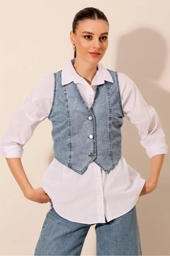 Bir model, Bigdart toptan giyim markasının big10814-denim-vest-blue toptan Yelek ürününü sergiliyor.