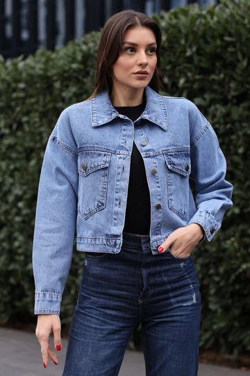 Bir model, Bigdart toptan giyim markasının  Cepli Kot Ceket - Açık Mavi
 toptan Ceket ürününü sergiliyor.