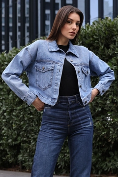 A wholesale clothing model wears big10818-denim-jacket-with-pockets-light-blue, Turkish wholesale Jacket of Bigdart