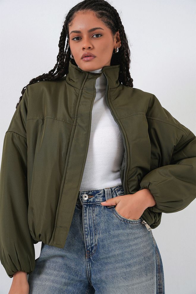 Bigdart Abrigo Puffer Caqui Con Cuello Alto Y Corte Sobredimensionado (Khaki Puffer Coat With High Collar And Oversized Fit) Ropa al por mayor Casual