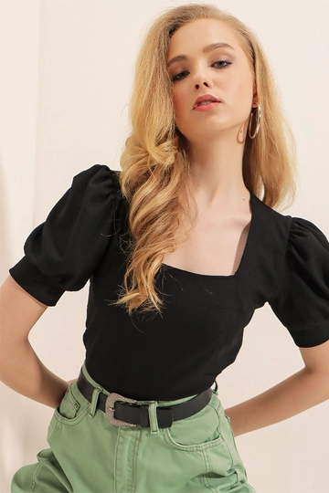 Bir model, Bigdart toptan giyim markasının  Bluz - Siyah
 toptan Bluz ürününü sergiliyor.