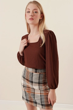 Bir model, Bigdart toptan giyim markasının 42915 - Blouse - Brown toptan Bluz ürününü sergiliyor.