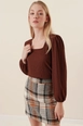 Модел на дрехи на едро носи 42915-blouse-brown, турски едро  на 