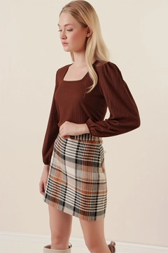 Ένα μοντέλο χονδρικής πώλησης ρούχων φοράει 42915 - Blouse - Brown, τούρκικο Μπλούζα χονδρικής πώλησης από Bigdart