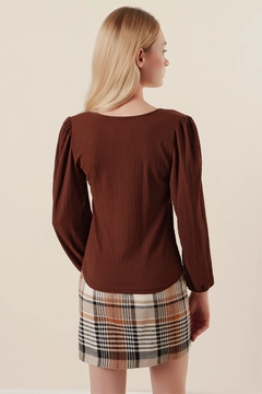 Bir model, Bigdart toptan giyim markasının 42915 - Blouse - Brown toptan Bluz ürününü sergiliyor.