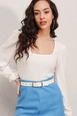 Bir model,  toptan giyim markasının 42916-blouse-white toptan  ürününü sergiliyor.