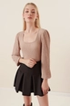 Een kledingmodel uit de groothandel draagt 42917-blouse-beige, Turkse groothandel  van 