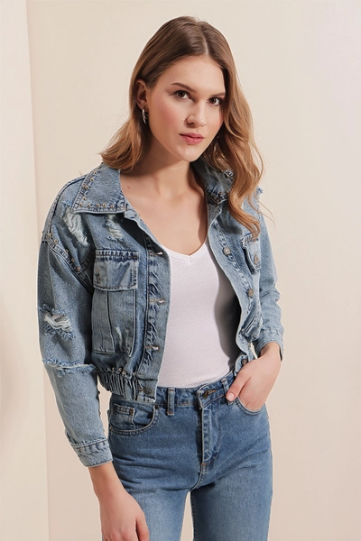 A model wears 42952 - Crop Denim Jacket - Blue, wholesale Denim Jacket of Bigdart to display at Lonca