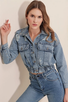 Ein Bekleidungsmodell aus dem Großhandel trägt 42952 - Crop Denim Jacket - Blue, türkischer Großhandel Jeansjacke von Bigdart