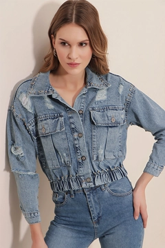 Una modella di abbigliamento all'ingrosso indossa 42952 - Crop Denim Jacket - Blue, vendita all'ingrosso turca di Giacca di jeans di Bigdart