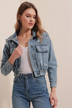 Een kledingmodel uit de groothandel draagt 42952 - Crop Denim Jacket - Blue, Turkse groothandel Spijkerjasje van Bigdart