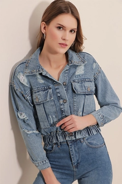 A wholesale clothing model wears 42952 - Crop Denim Jacket - Blue, Turkish wholesale Denim Jacket of Bigdart