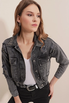 Una modella di abbigliamento all'ingrosso indossa 42953 - Crop Denim Jacket - Smoked, vendita all'ingrosso turca di Giacca di jeans di Bigdart