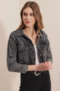 Bir model, Bigdart toptan giyim markasının 42953 - Crop Denim Jacket - Smoked toptan Kot Ceket ürününü sergiliyor.