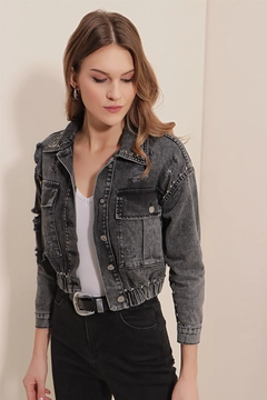 A wholesale clothing model wears 42953 - Crop Denim Jacket - Smoked, Turkish wholesale Denim Jacket of Bigdart