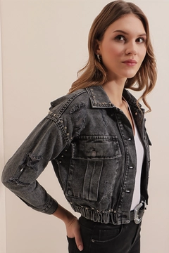 Bir model, Bigdart toptan giyim markasının 42953 - Crop Denim Jacket - Smoked toptan Kot Ceket ürününü sergiliyor.