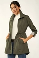 Ein Bekleidungsmodell aus dem Großhandel trägt 42982-trench-coat-khaki, türkischer Großhandel  von 